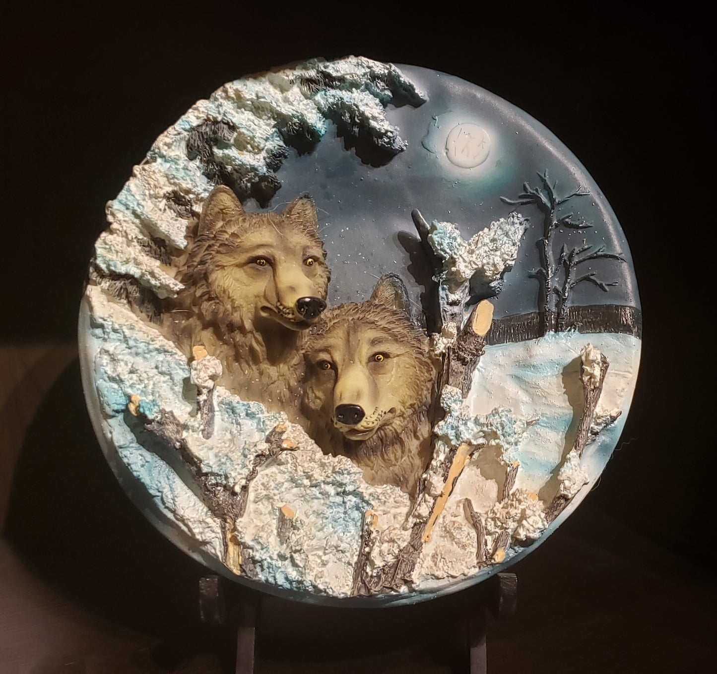 Vintage 3D Grey Wolves in Winter Snow Plate